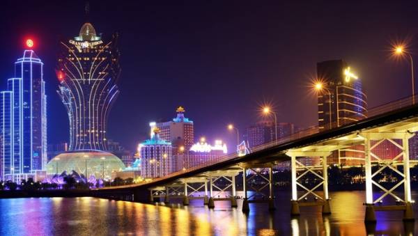 Macau Gambling Revenue Continues to Plunge 