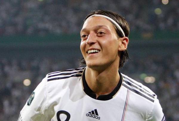 Arsenal Coach Allegedly Bet on Signing of Mesut Ozil