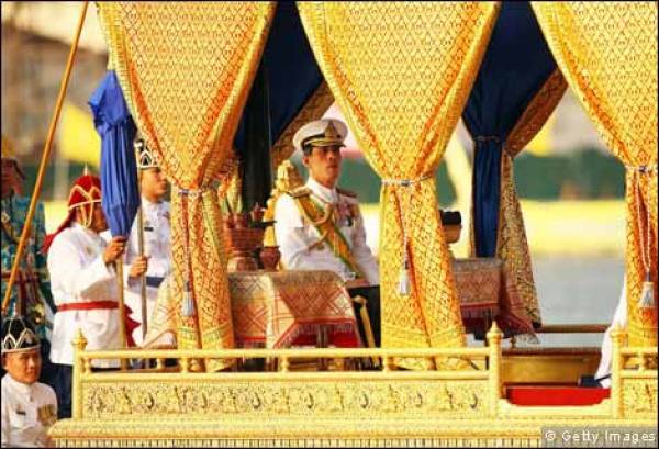 Thailand Crown Prince Wants Wife’s Family Stripped of Royal Name: Tied to Gambli