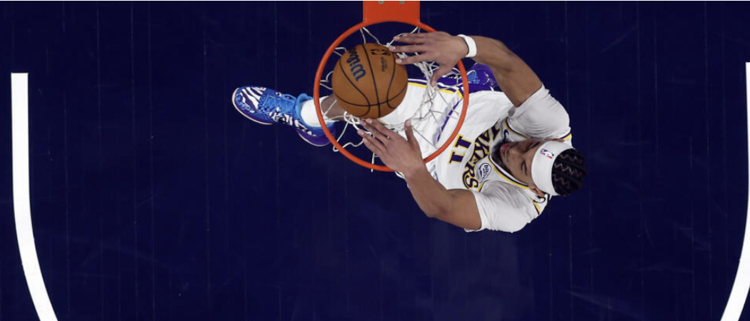 Jase Richardson dunking basketball
