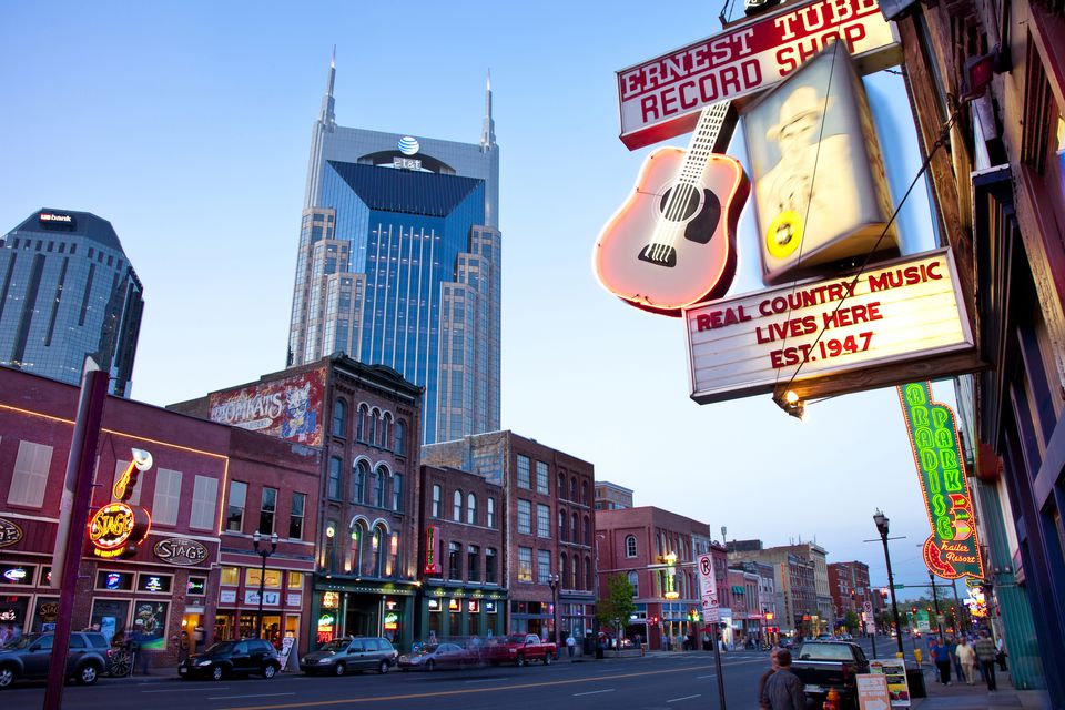 Where Can I Find Online Live In Play Betting on the Titans-Chiefs Game From Nashville