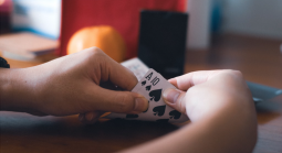 How To Outwit Online Opponents With Bluffing In The Digital Age
