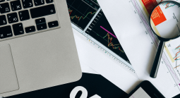 Why Crash Games Dominate Headlines While Slots Still Drive Online Casino Revenue