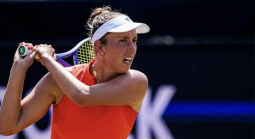 Linda Noskova is a -178 favorite versus Elise Mertens, who pays out US$146 for every US$100 bet. 
